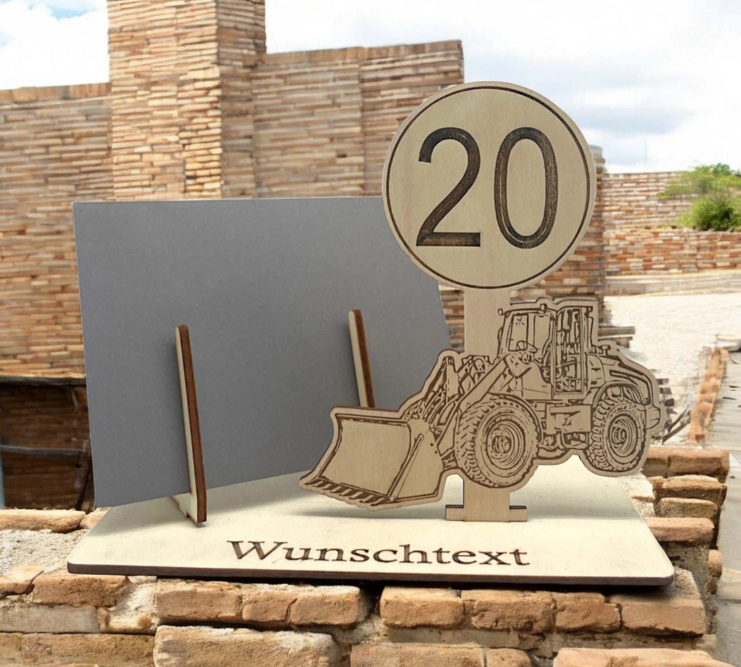 20. Geburtstag – Gutscheinverpackung mit Radlader-Motiv und Verkehrsschild mit der Zahl 20. Perfekt für Baufans und angehende Baumaschinenführer.