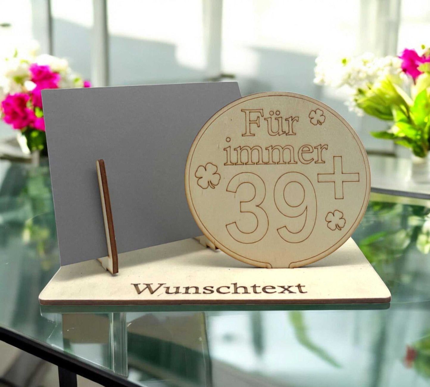 Gutschein verpacken zum 40. Geburtstag – Holzmotiv mit „Für immer 39+“ Gravur