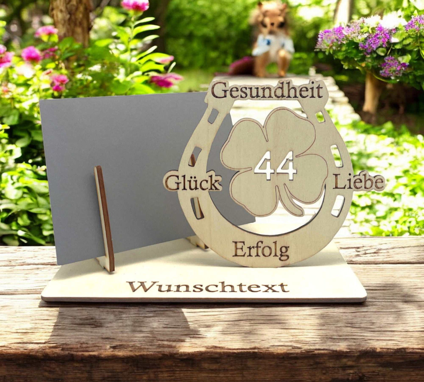 Gutschein verpacken zum 44. Geburtstag – Holzhalter mit Hufeisen und graviertem Kleeblatt