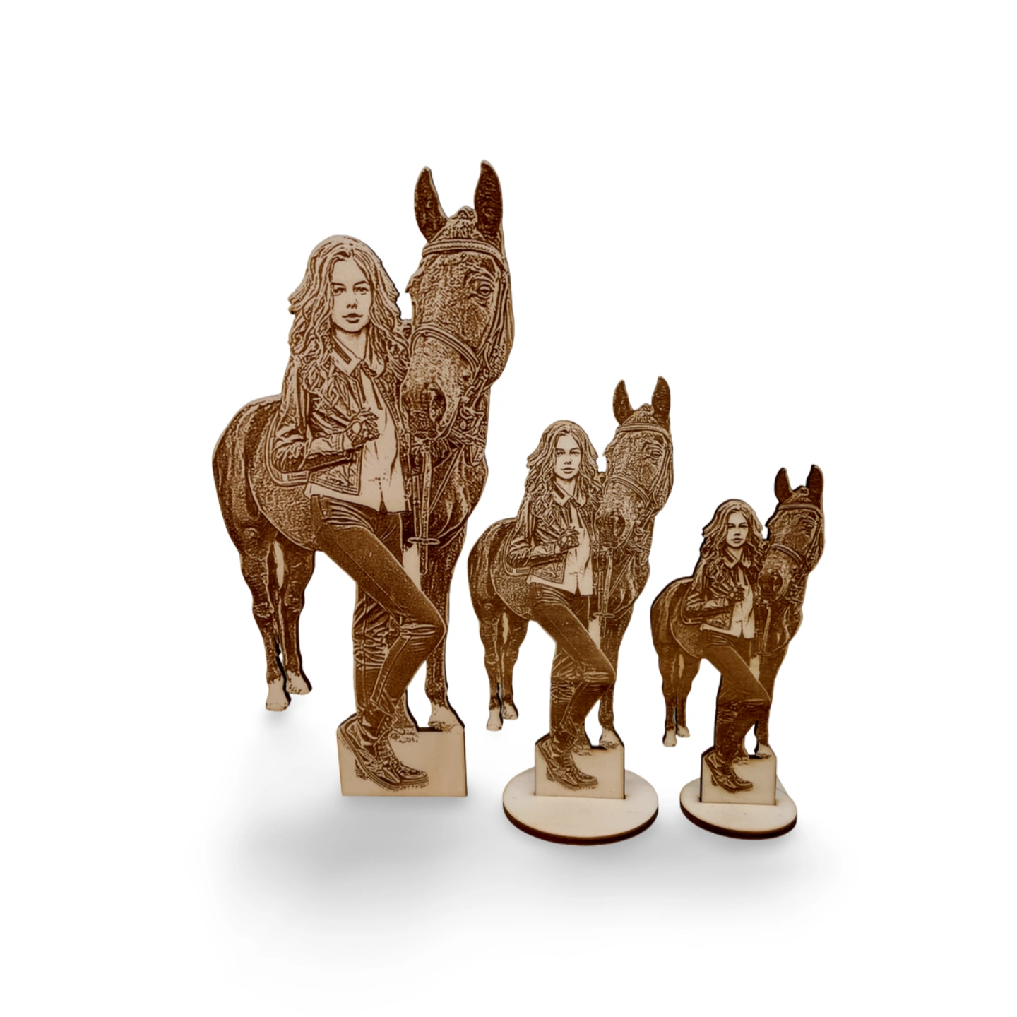 Holzfigur aus Foto – Gravur und Silhouetten-Ausschnitt aus 4 mm Pappelholz. Individuell gestaltete Figur mit personalisierter Gravur auf der Grundplatte."