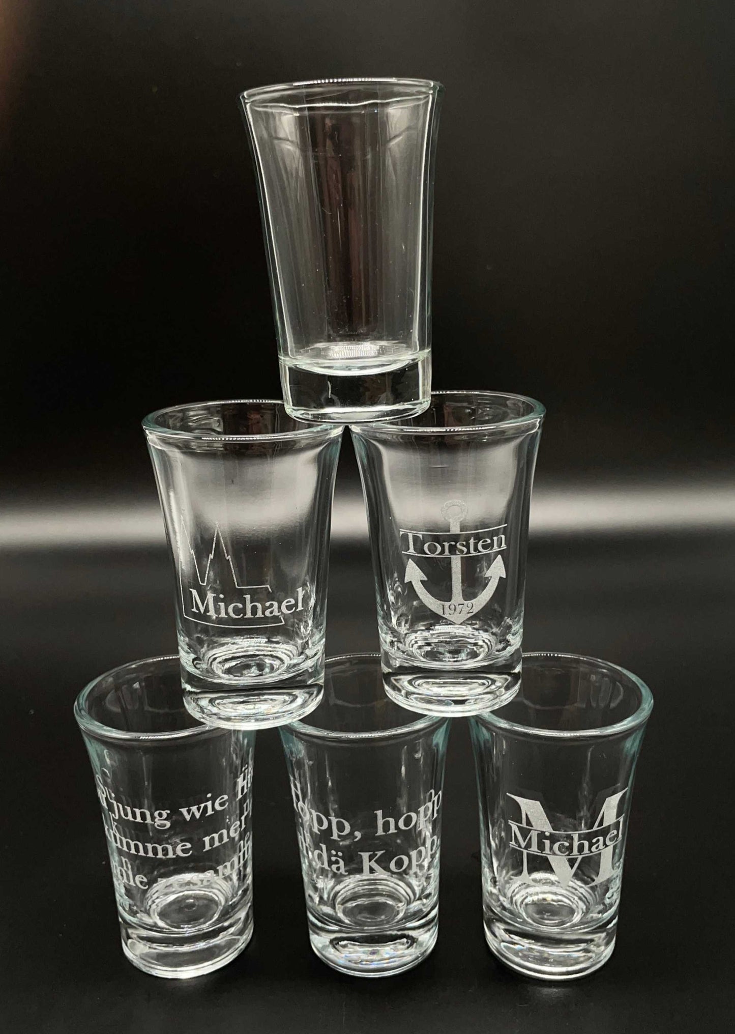Individuelles Schnapsglas mit Gravur für persönliche Anlässe. Gestalte dein Glas mit Wunschtext oder Logo – ideal für Hochzeiten und Geburtstagsgeschenke.