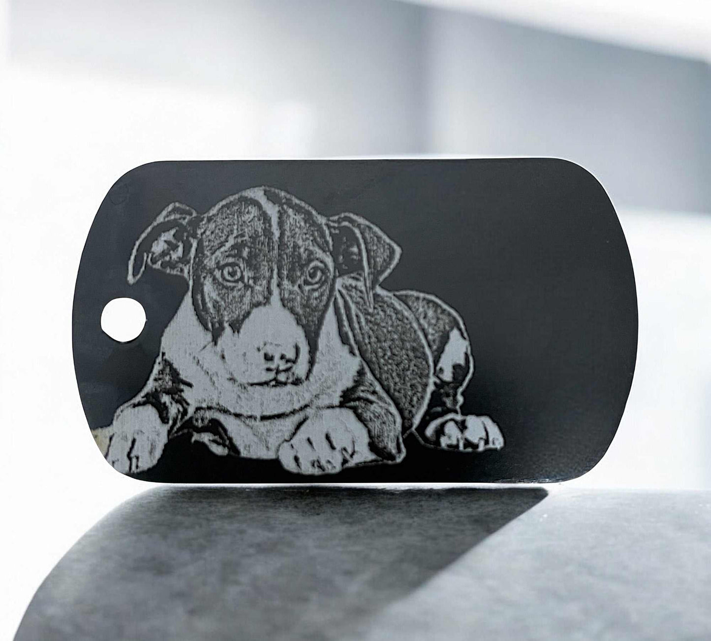 Anhänger mit Fotogravur aus Aluminium, perfekt als Schlüsselanhänger. Dogtag-Design mit Wunschgravur auf der Rückseite für persönliche Anlässe.