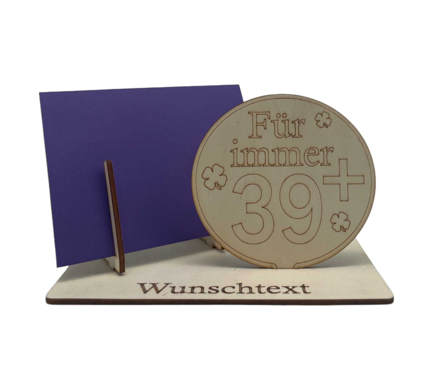 Besondere Gutscheinverpackung für den 40 Geburtstag – lustiges „Für immer 39+“-Motiv mit individueller Gravur.