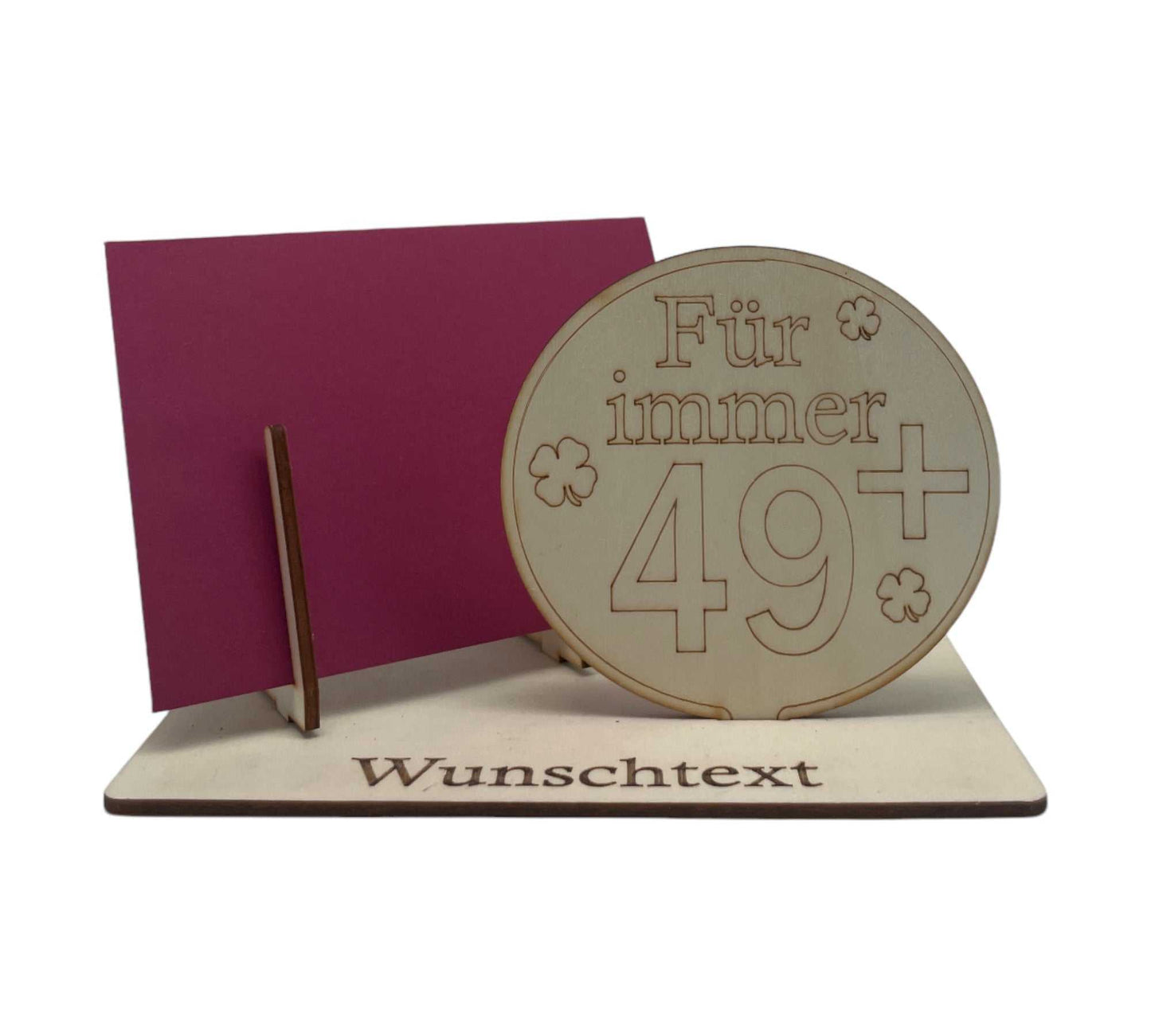 Besondere Gutscheinverpackung für den 50 Geburtstag – humorvolle Gravur „Für immer 49+“ mit Kleeblatt als Glückssymbol.