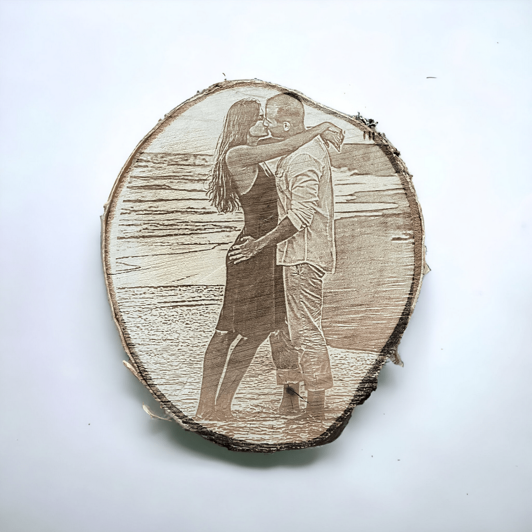 Echte Baumscheibe mit Gravur – Foto von Person als hochwertige Holzgravur
