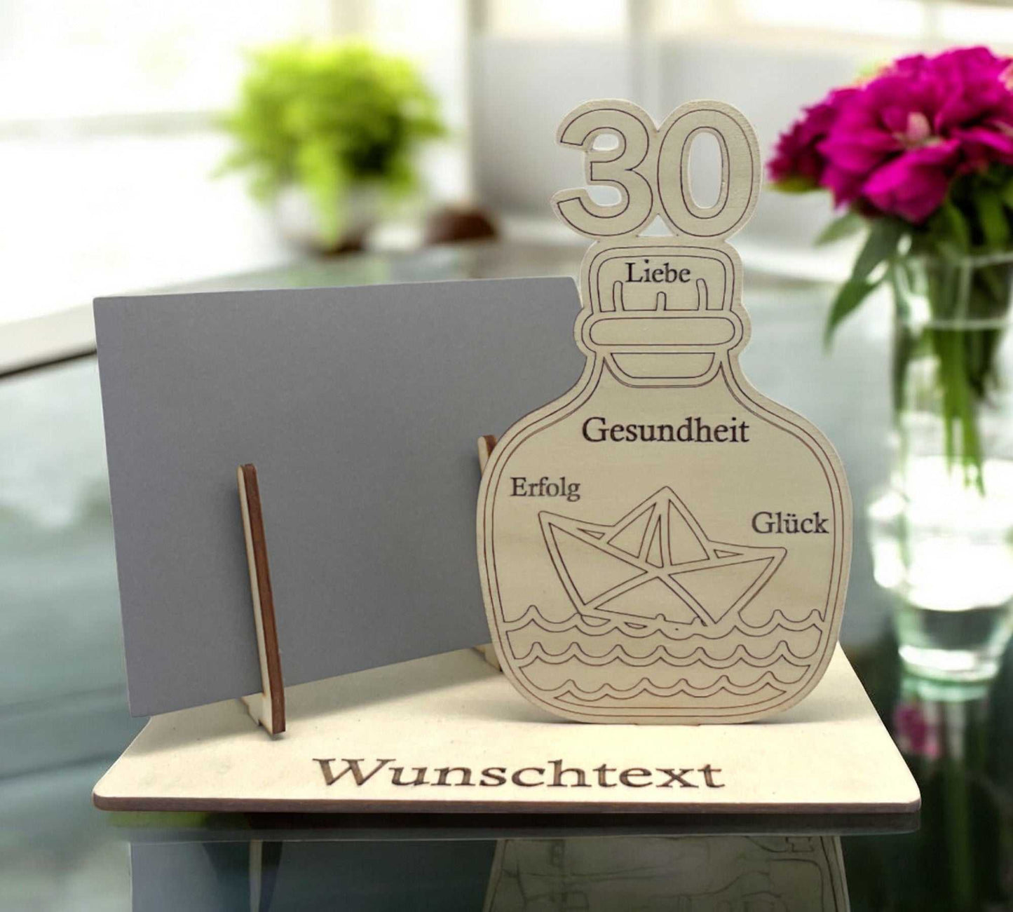 Geldgeschenk für den 30. Geburtstag verpacken – Holz-Gutscheinverpackung mit eleganter Flasche, Gravur und personalisierter Widmung.