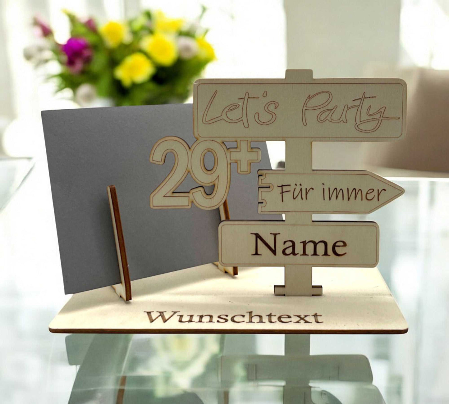 Geldgeschenk für den 30. Geburtstag verpacken – originelle Holz-Gutscheinverpackung mit Wegweiser und personalisierter Gravur.