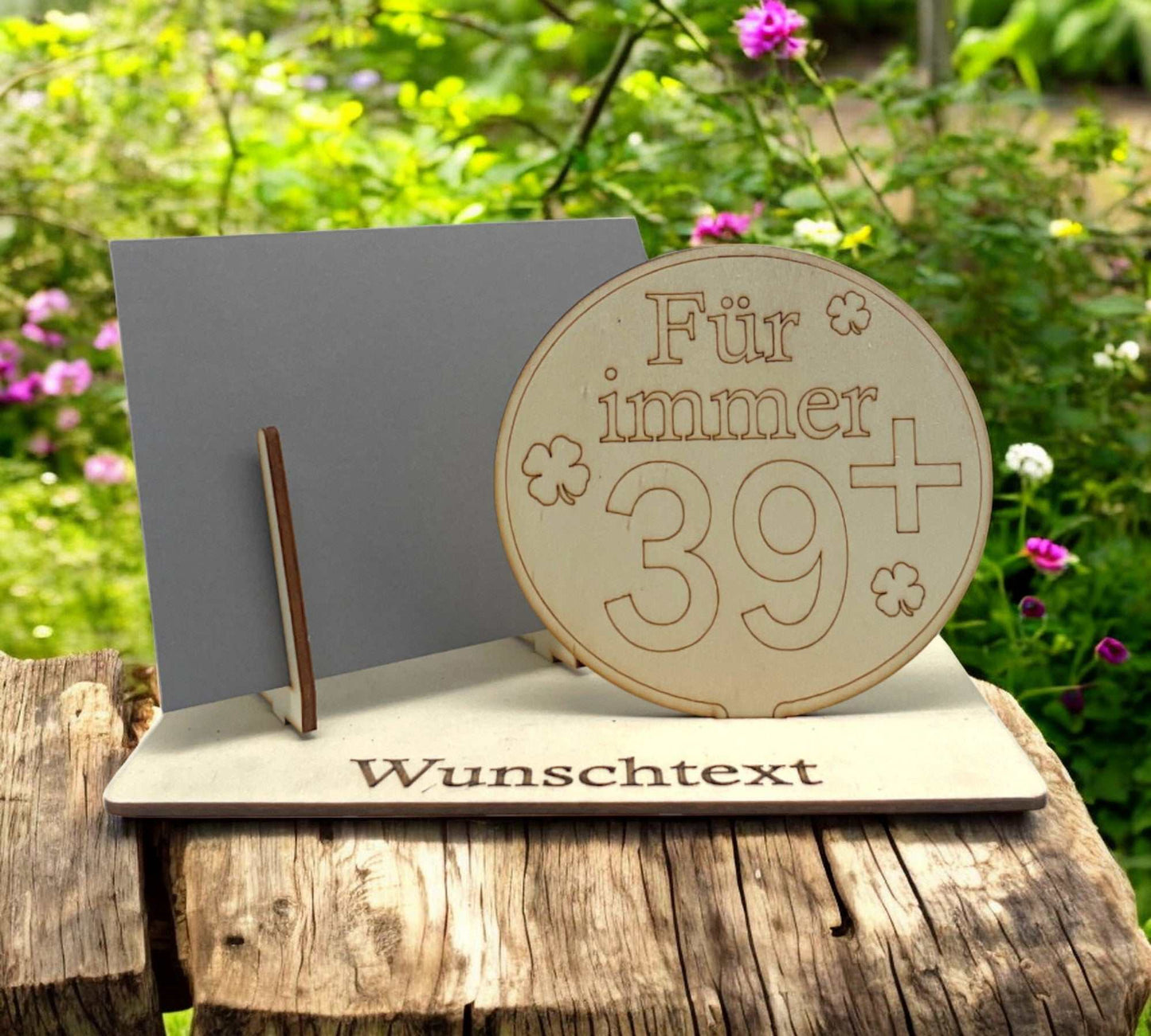Geldgeschenk für den 40. Geburtstag verpacken – dekorative Holz-Gutscheinverpackung mit lustiger „Für immer 39+“-Gravur.