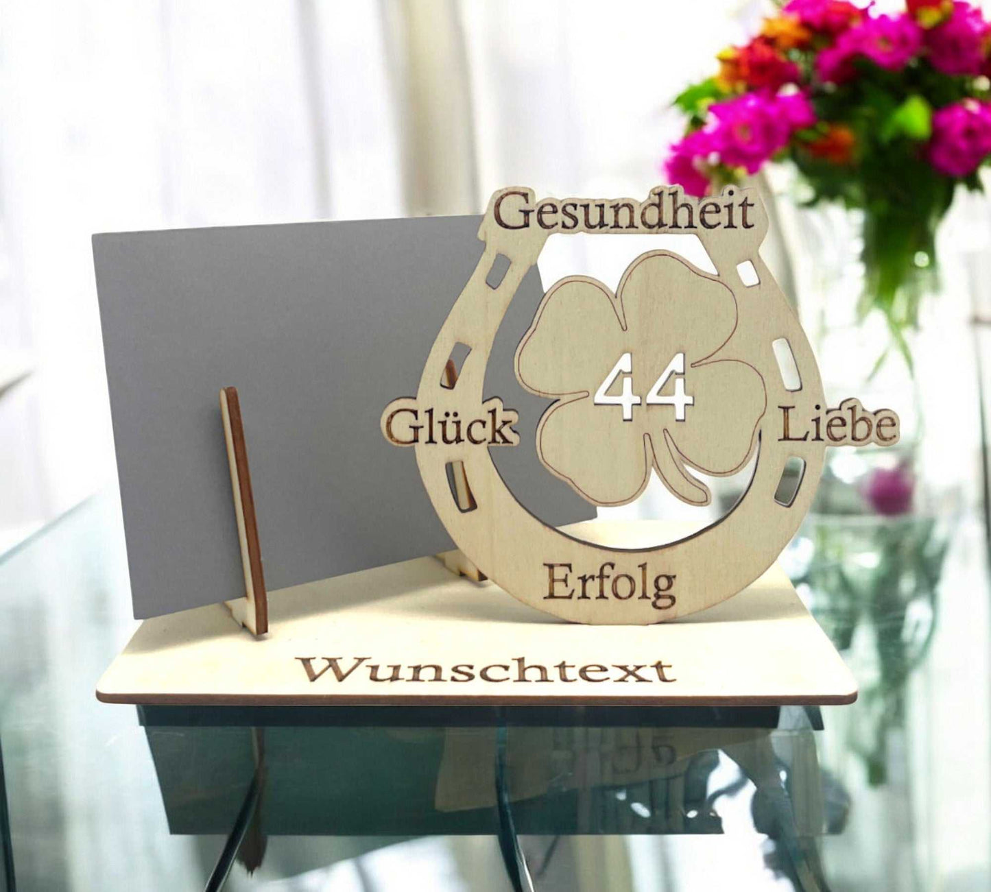 Geldgeschenk für den 44. Geburtstag verpacken – dekorative Holz-Gutscheinverpackung mit Glückssymbolen und Wunschgravur.