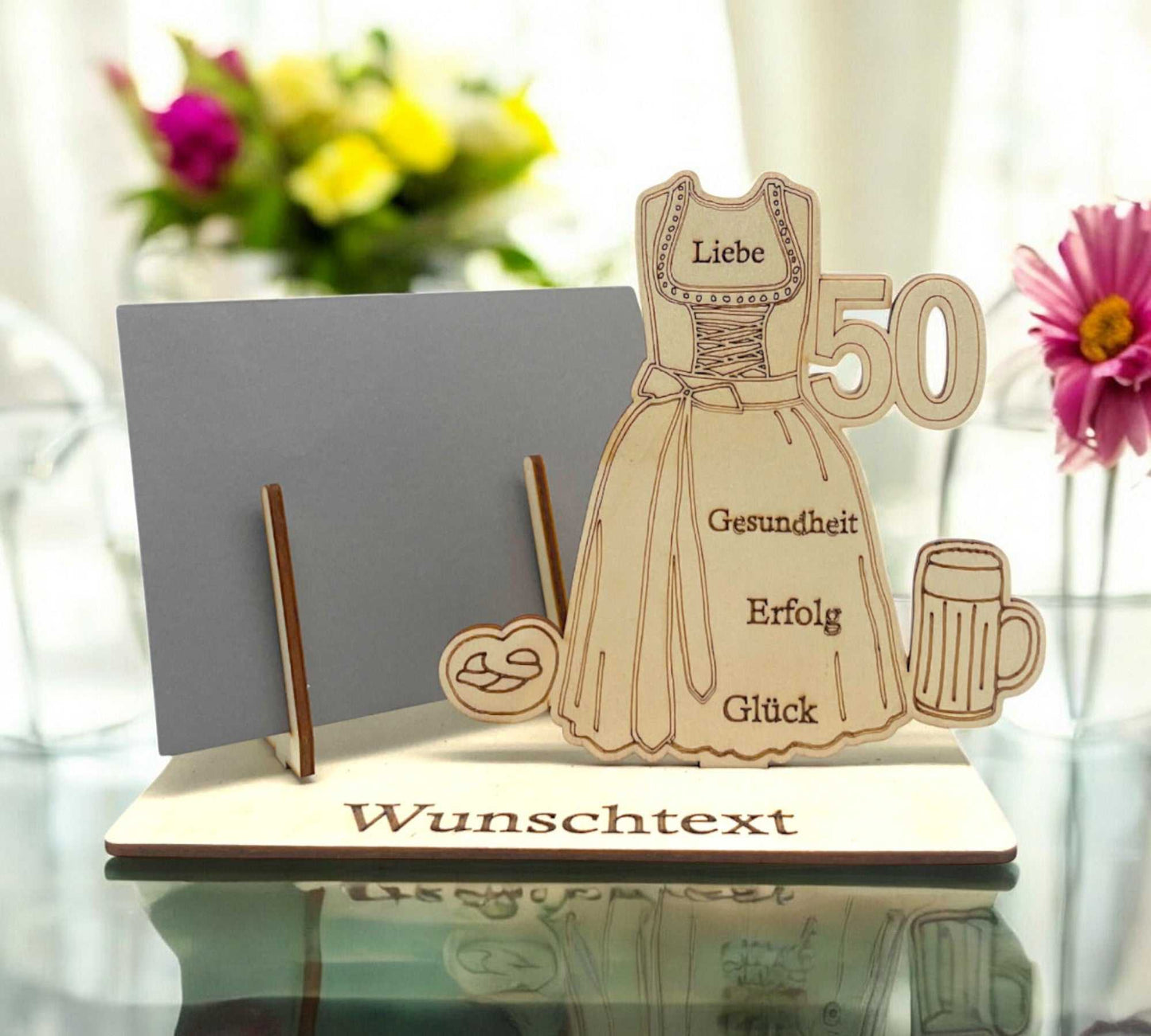 Geldgeschenk für den 50 Geburtstag verpacken – dekorative Holz-Gutscheinverpackung mit Dirndl, Bierkrug und individueller Wunschgravur.