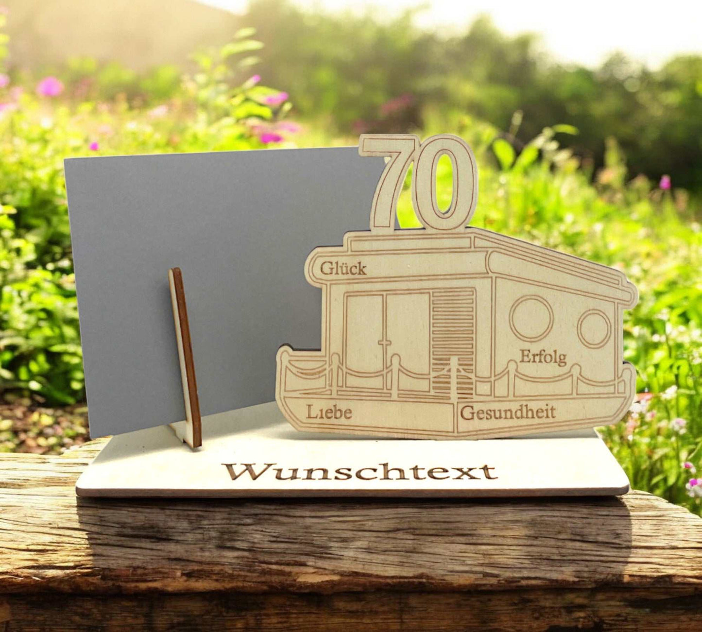 Geldgeschenk für den 70. Geburtstag verpacken – dekorative Holz-Gutscheinverpackung mit stilvollem Hausboot-Design und individueller Wunschgravur.