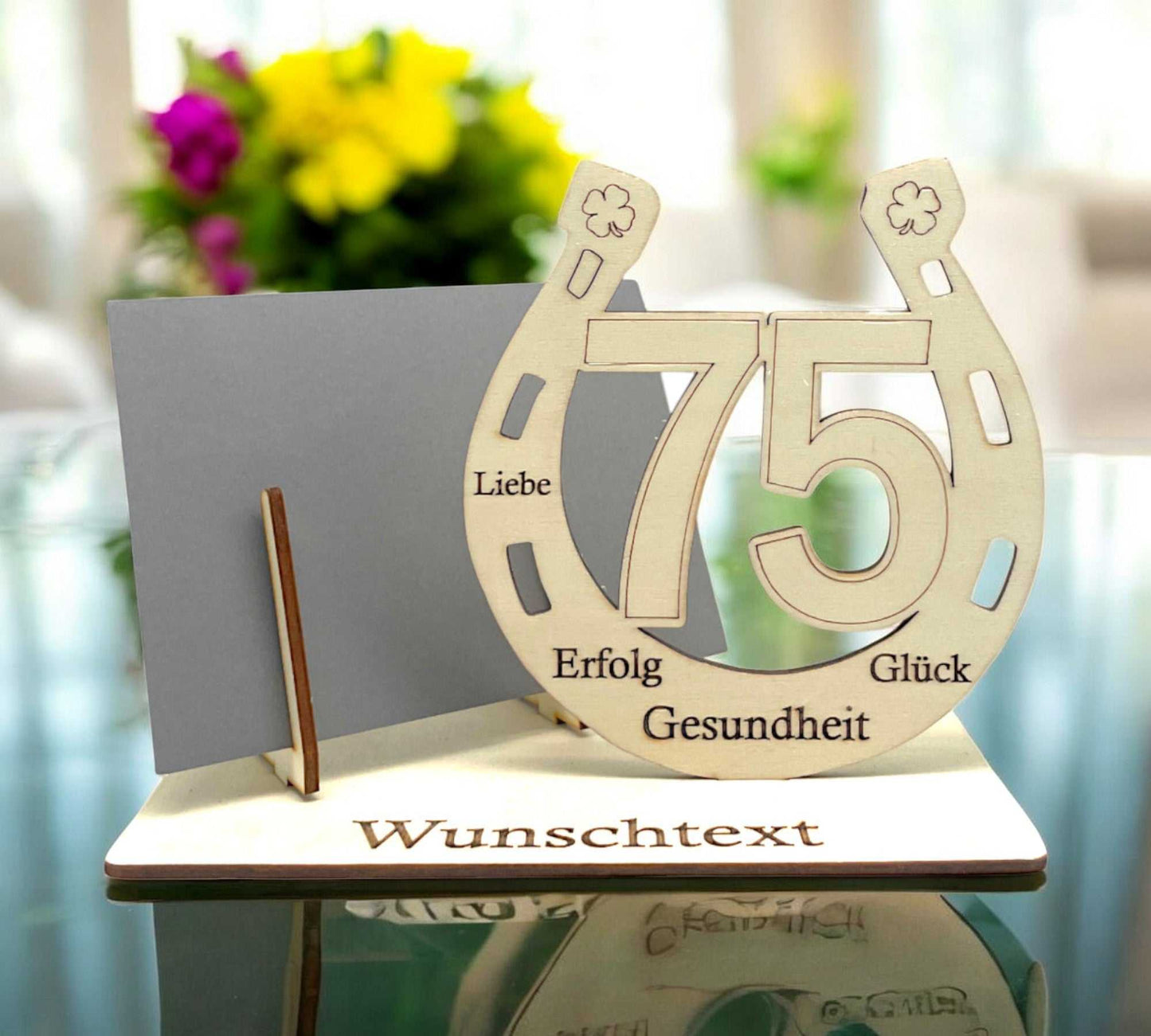Geldgeschenk für den 75. Geburtstag verpacken – stilvolle Holz-Gutscheinverpackung mit Hufeisen und individueller Gravur.