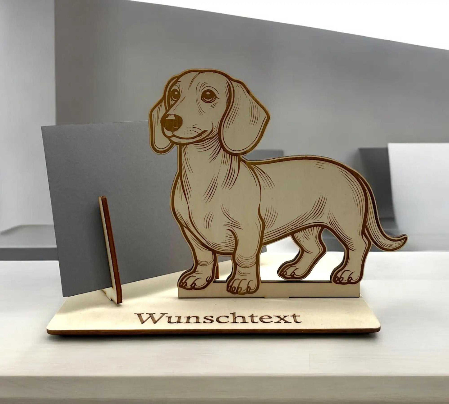 Holz-Gutscheinverpackung mit Dackel-Motiv, perfekt für Hundebesitzer. Gutschein verpacken individuell und kreativ, personalisierbar mit Gravur von Namen und Text.