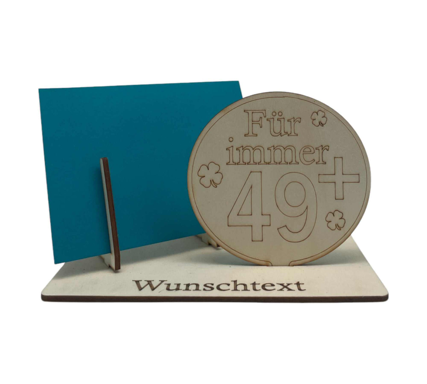 Geldgeschenk stilvoll überreichen – Gutscheinverpackung für den 50 Geburtstag mit „Für immer 49+“-Motiv und Kleeblättern.
