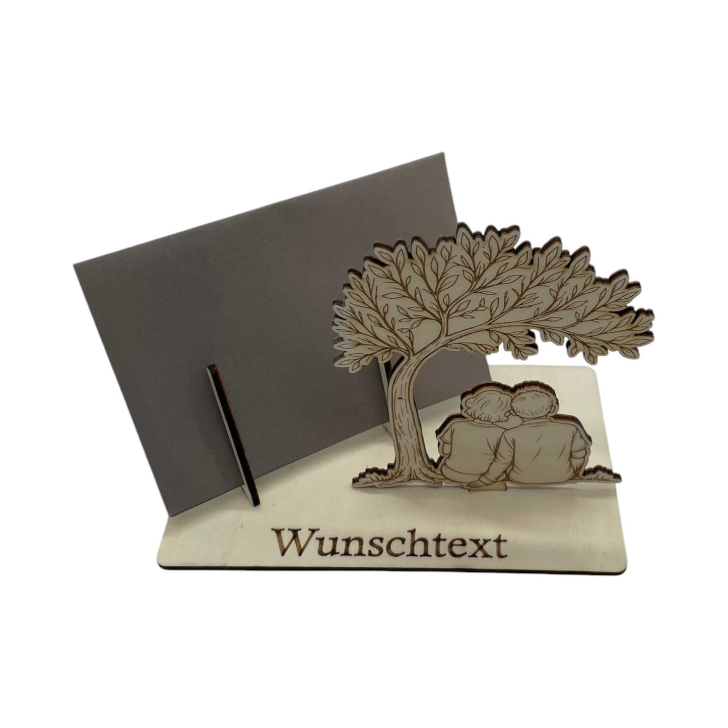 Stilvolle Gutscheinverpackung mit Liebespaar-Motiv unter einem Baum – ideal für Jahrestage, romantische Anlässe und besondere Momente.