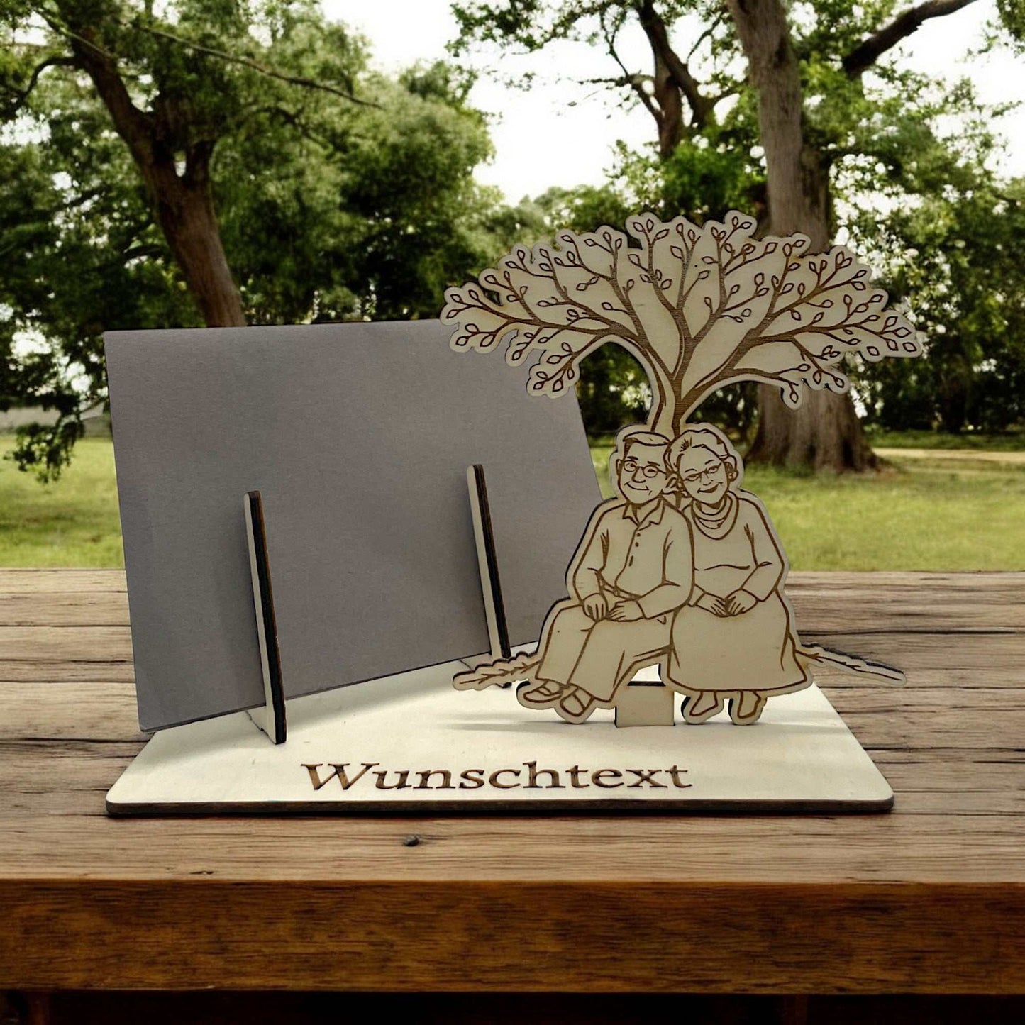 Geldgeschenke verpacken – Gutscheinhalter aus Holz mit Motiv eines Paares unter einem Baum, ideal für Jubiläen und Geburtstage.