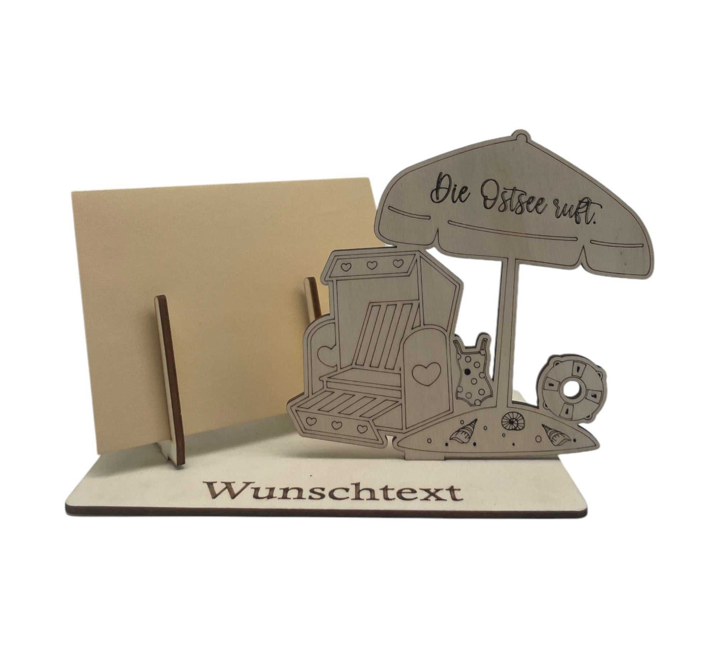 Geldgeschenk verpacken für einen Ostsee-Urlaub – kreative Gutscheinverpackung mit Strandkorb, Schirm und individueller Gravur.
