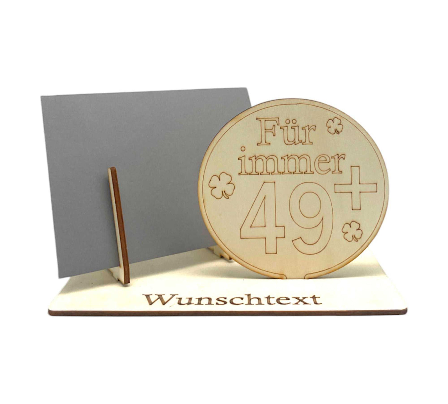 Geschenk-Gutscheinverpackung für den 50 Geburtstag – personalisierte Gravur mit Namen, „49+“-Schriftzug und Glückssymbolen.