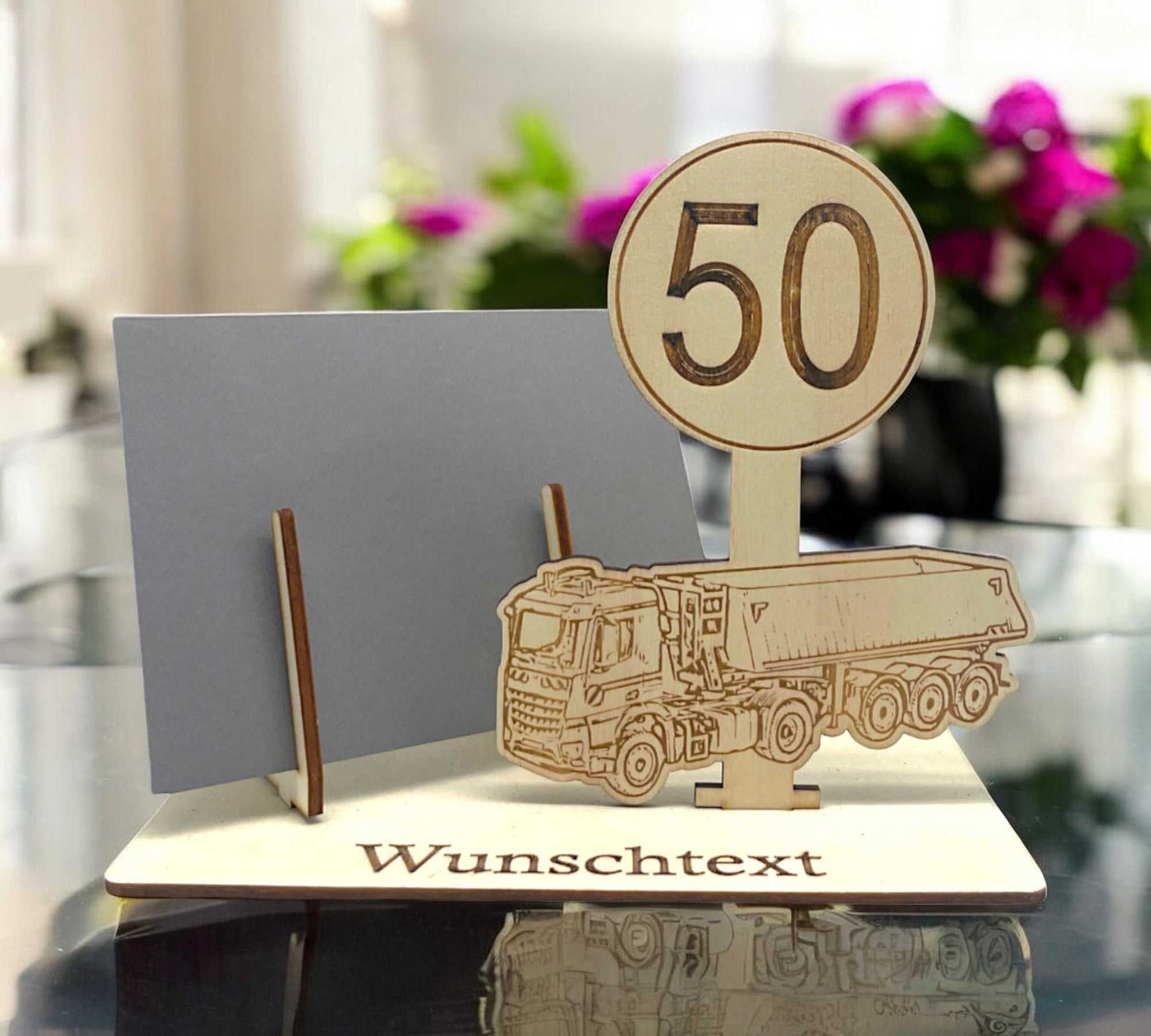 LKW-Gutscheinhalter mit Zahl 50 und Wunschtext auf heller Holzplatte