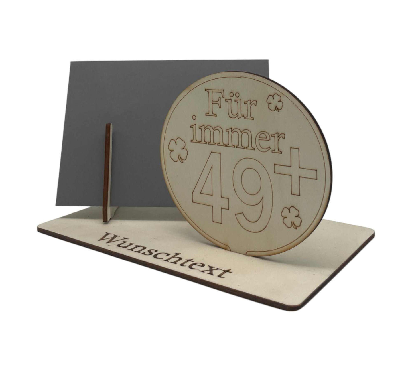 Gutschein stilvoll verpacken zum 50 Geburtstag – Holzverpackung mit humorvollem „49+“-Schild und personalisierter Gravur.