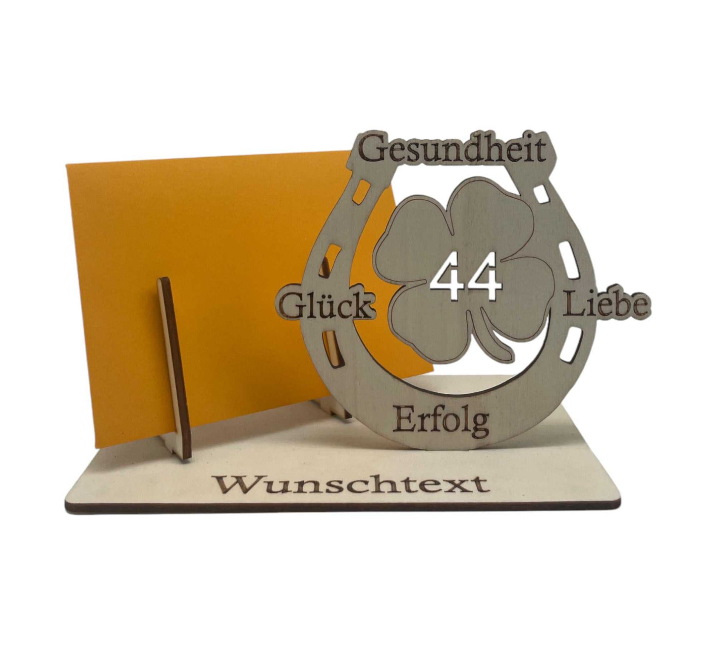 Gutschein kreativ verpacken für den 44. Geburtstag – Holzverpackung mit Hufeisen, Gravur und Kleeblatt-Motiv.