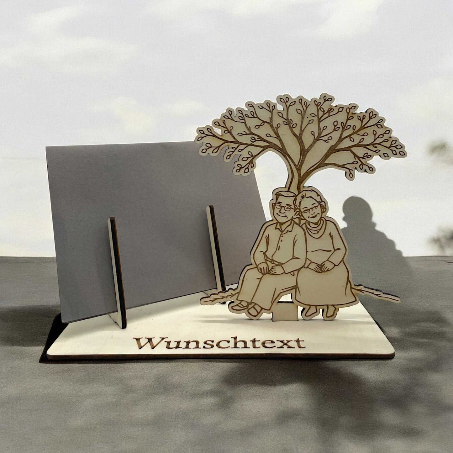 Gutscheinhalter aus Holz mit Motiv eines Gutschein verpacken – Holz-Gutscheinhalter mit Motiv eines Paares unter einem Baum, ideal für Geburtstags- und Jubiläumsgeschenke.
