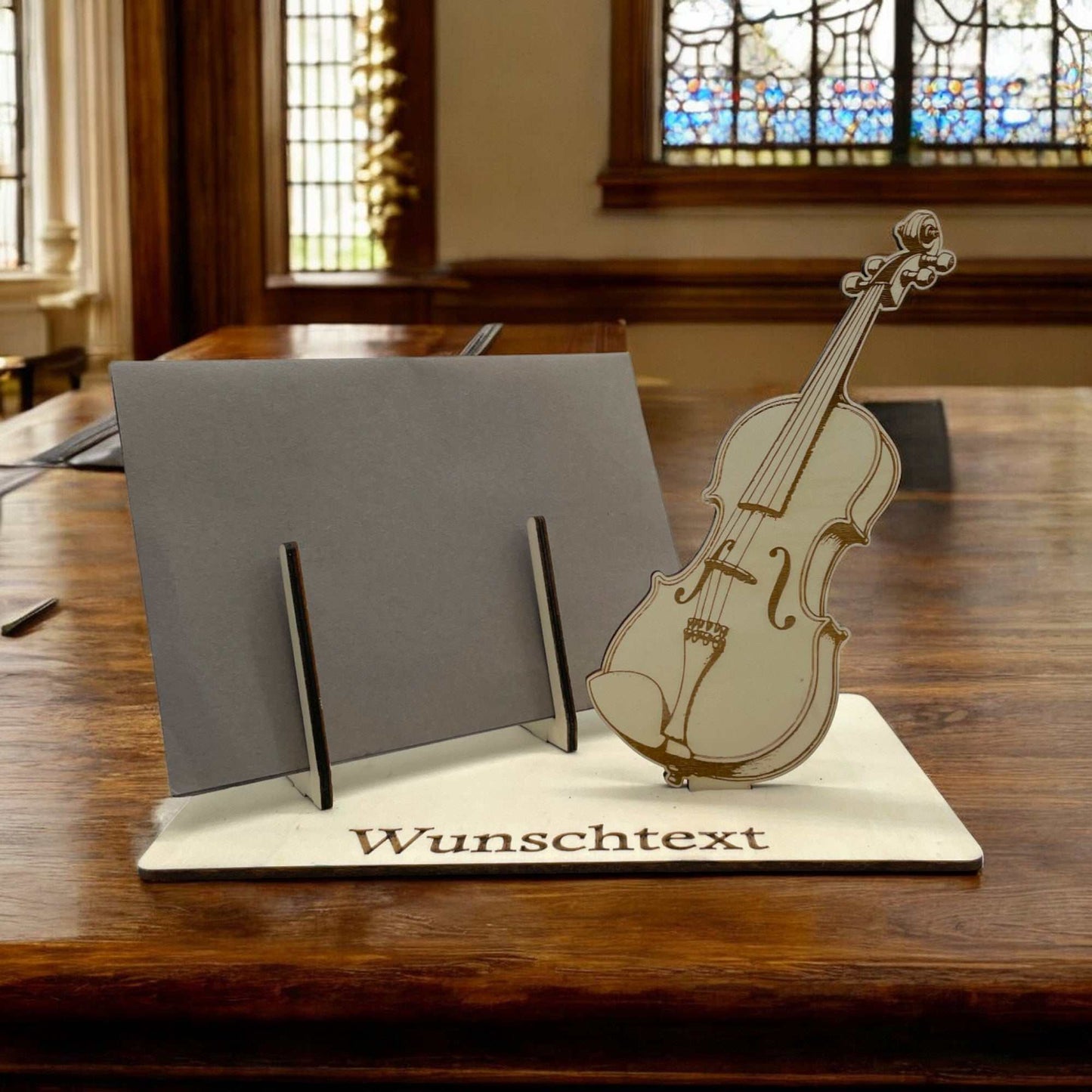 Gutschein verpacken mit klassischem Geigenmotiv – Holzfigur mit Wunschtext und Umschlag