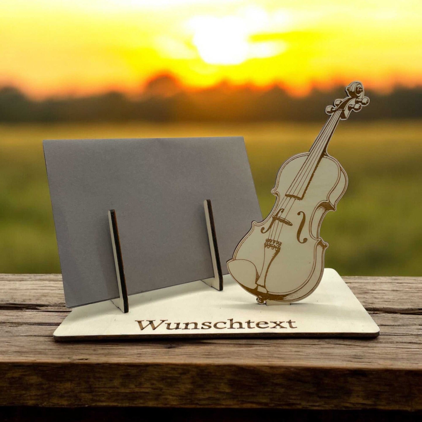 Geldgeschenk verpacken für Musikliebhaber – klassische Geige aus Holz mit Gravur