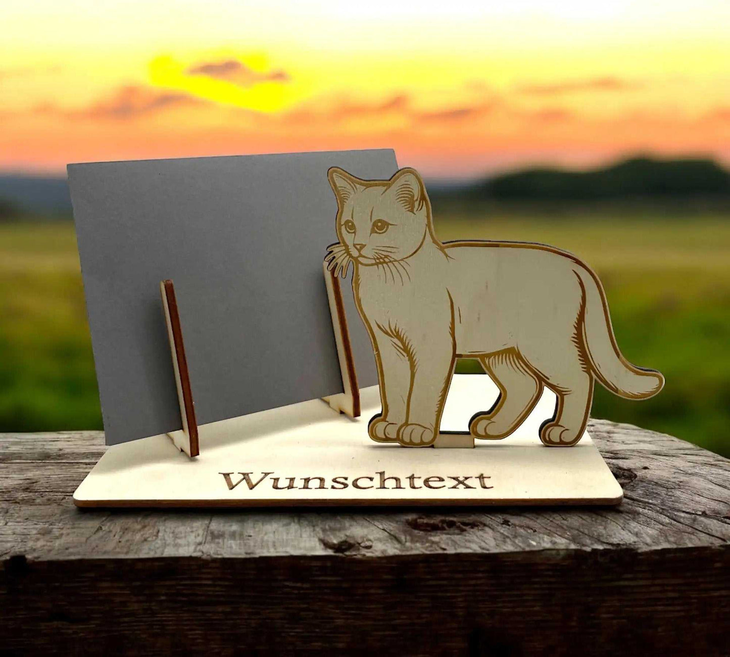 Gutschein verpacken mit Katze – Holzmotiv mit aufrechter Katze und Wunschtext