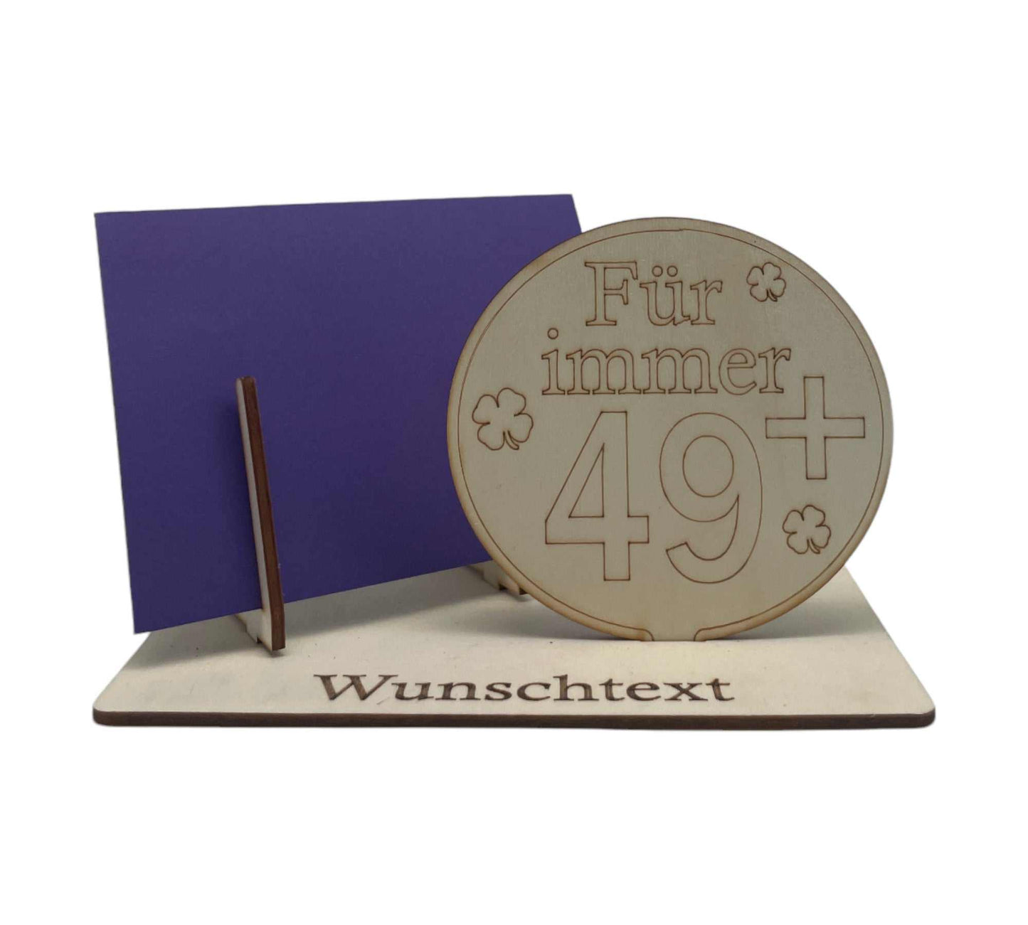 Individuelle Geschenkverpackung für den 50 Geburtstag – personalisierte Gravur mit Kleeblättern und „49+“-Schild für eine witzige Überraschung.