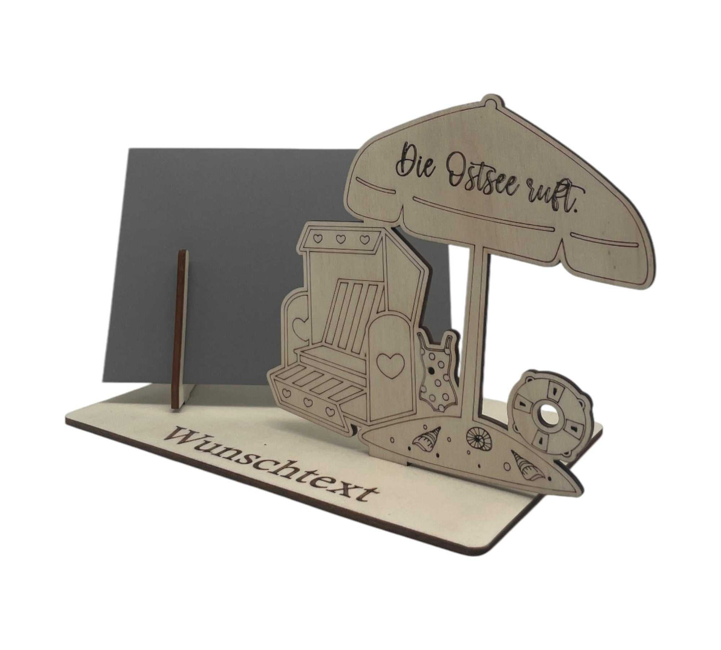Individuelle Geschenkverpackung für maritime Geldgeschenke – detailreiche Gravur mit Ostsee-Strandkorb und personalisierter Widmung.