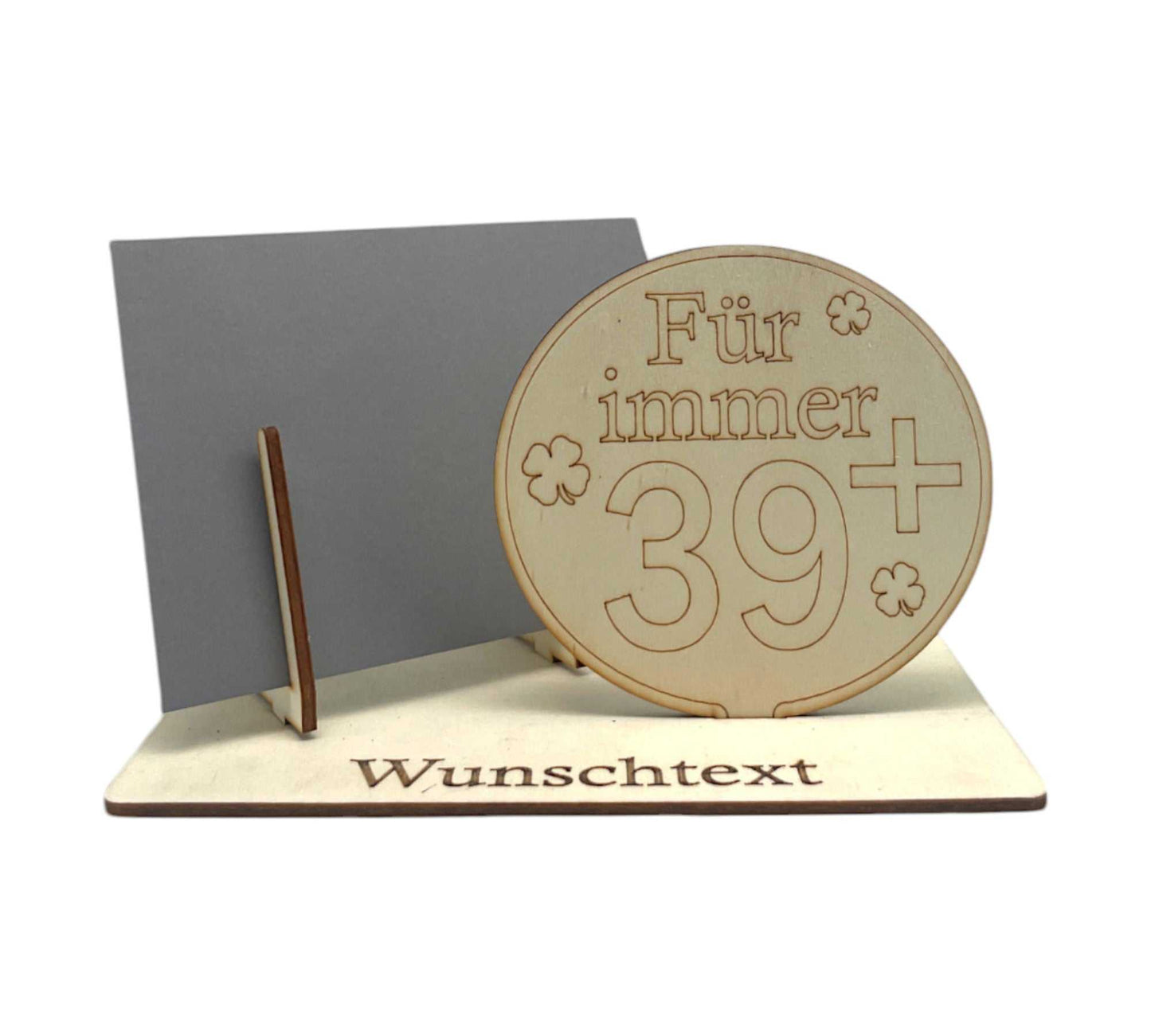 Personalisierte Gutscheinverpackung für den 40. Geburtstag – humorvolles Design mit „39+“-Gravur und individueller Widmung.