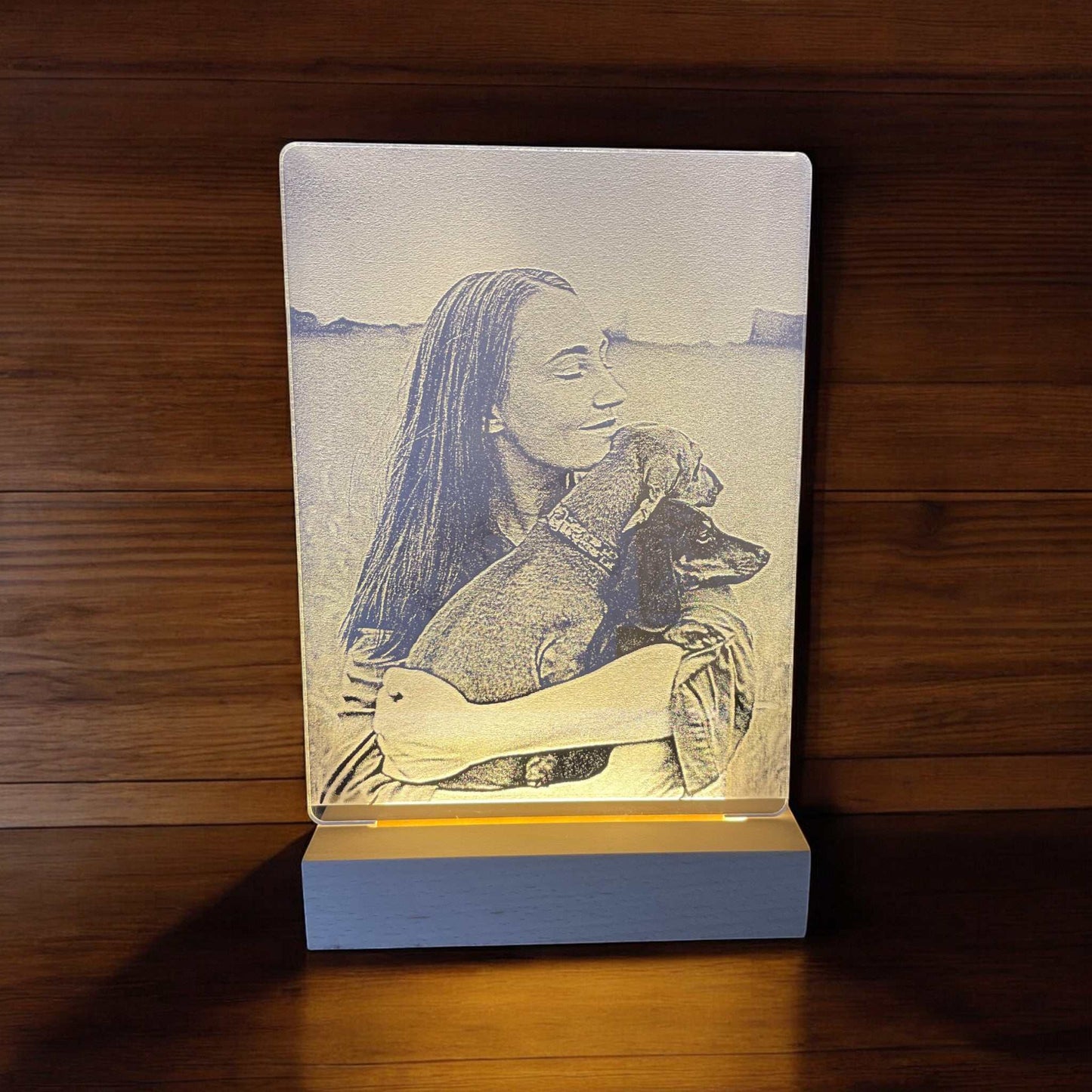 Frau umarmt ihren Hund – Vollgravur auf Acryl mit feiner Detailgravur und warmem LED-Licht. Persönliches Erinnerungslicht mit stimmungsvoller Wirkung.