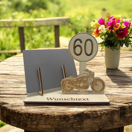  Gutschein verpacken, mit einem gravierten Motiv passend zum Geburtstag 