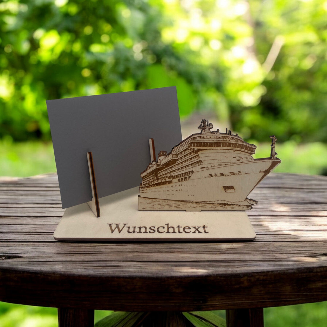 Gutschein verpacken für Urlaub und Reise mit graviertem Holzmotiv,
