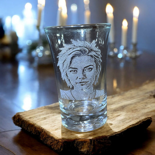 Fotogravur auf Schnapsglas mit personalisierter Bildgravur und Wunschtext