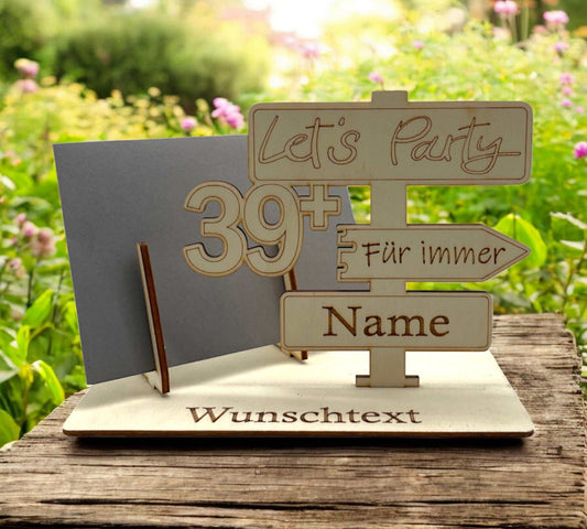 Gutschein verpacken zum 40. Geburtstag – Wegweiser mit Gravur und Zahl 39+