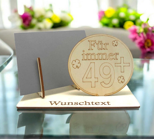 50 Geburtstag – Gutscheinverpackung mit humorvollem „Für immer 49+“-Schild und Wunschgravur. Perfekt für Geldgeschenke mit Augenzwinkern.