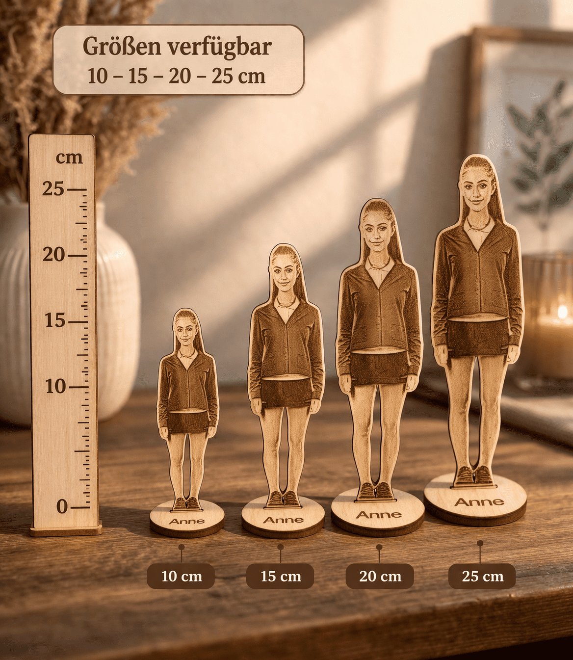 Personalisierte Figur aus Holz mit natürlicher Maserung und Standfuß