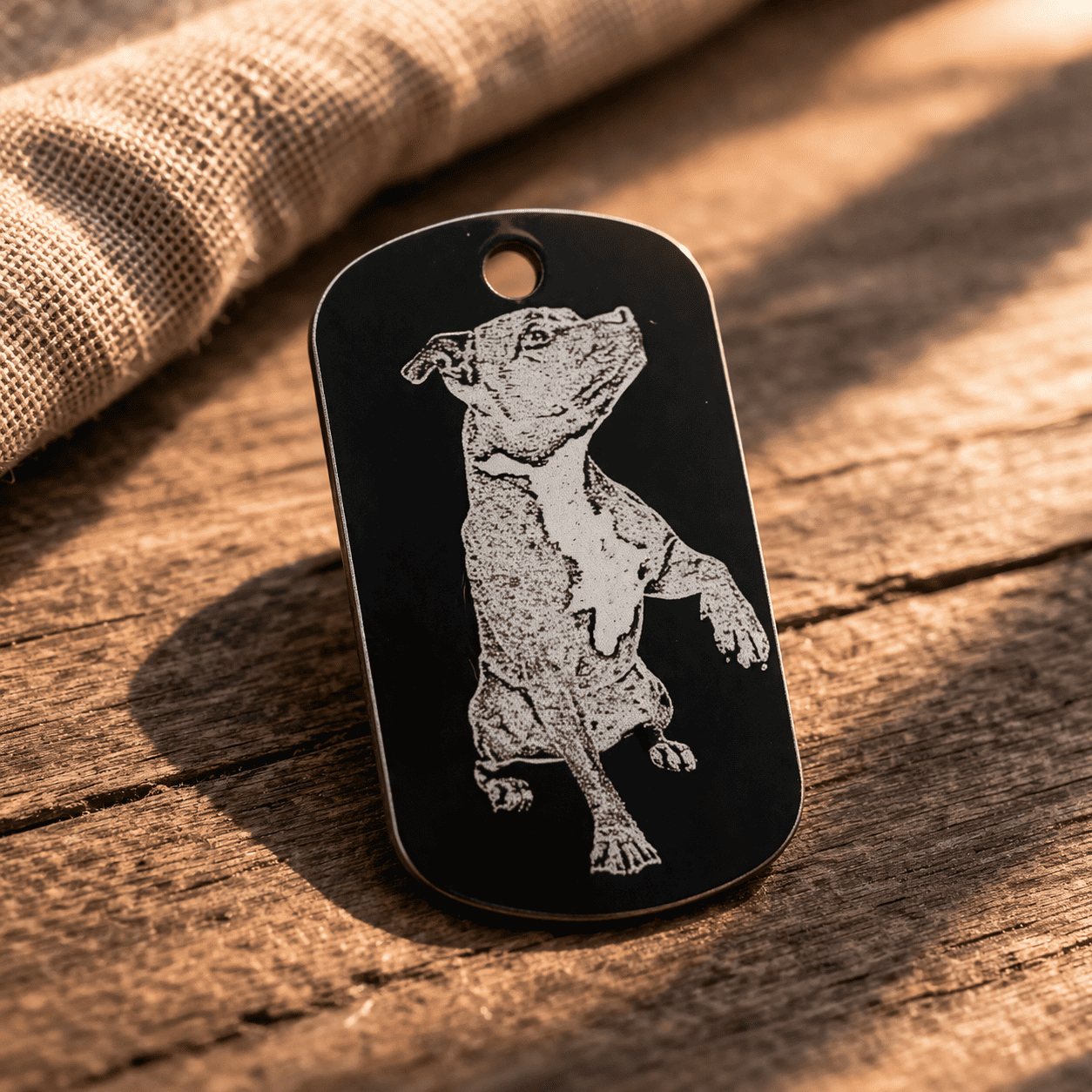 Kleiner Anhänger aus Aluminium mit kontrastreicher Fotogravur