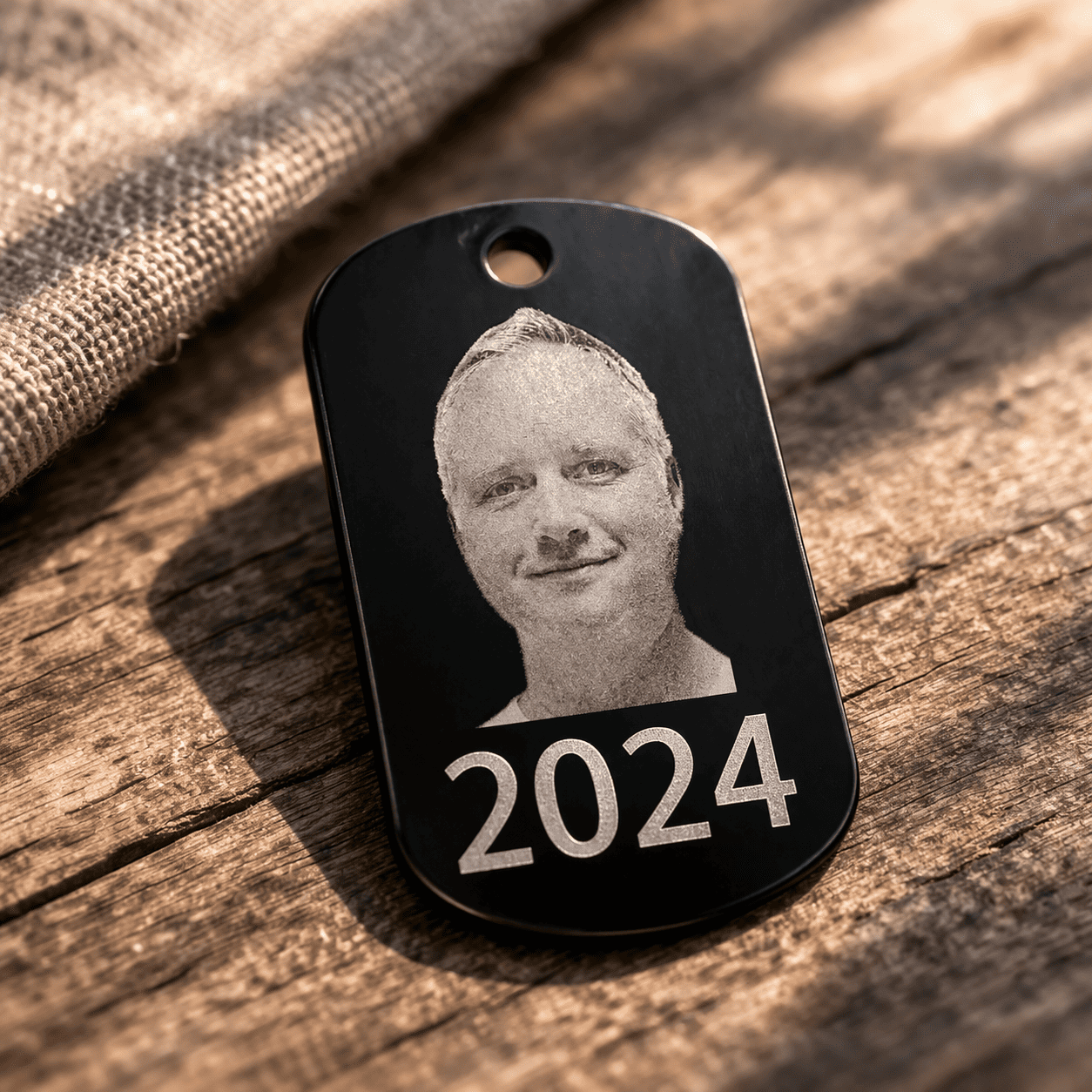 Anhänger mit Fotogravur und optionalem Text auf schwarzem Aluminium