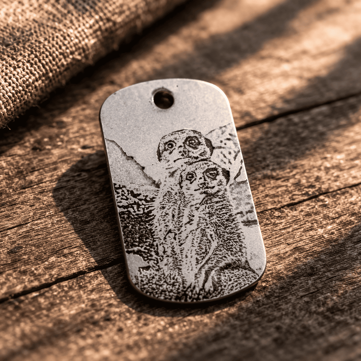 Schwarzer Aluminium Anhänger mit graviertem Foto Motiv