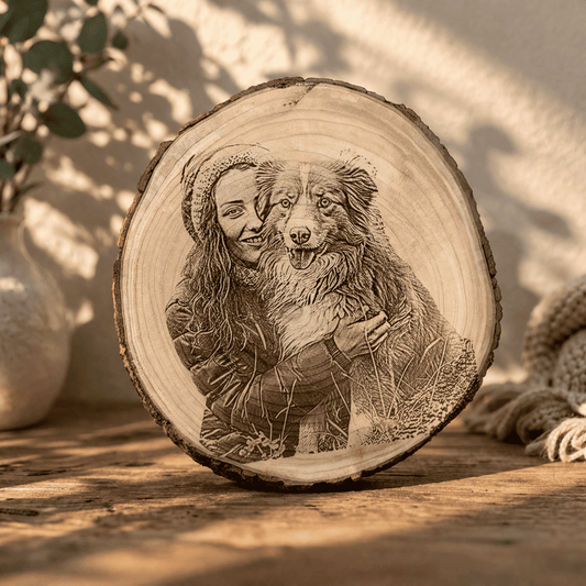 baumscheibe mit fotogravur personalisiert eigenes foto wird in naturholz graviert mit natürlicher rinde