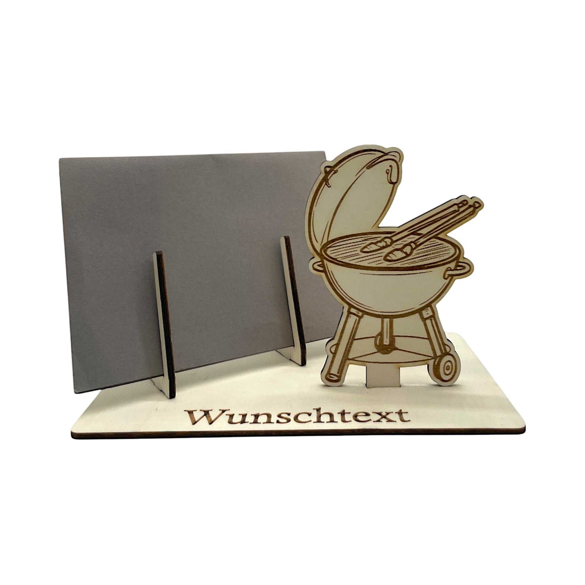 Gutschein verpacken mit Grillzubehör – Rundgrill und Grillzange gelasert