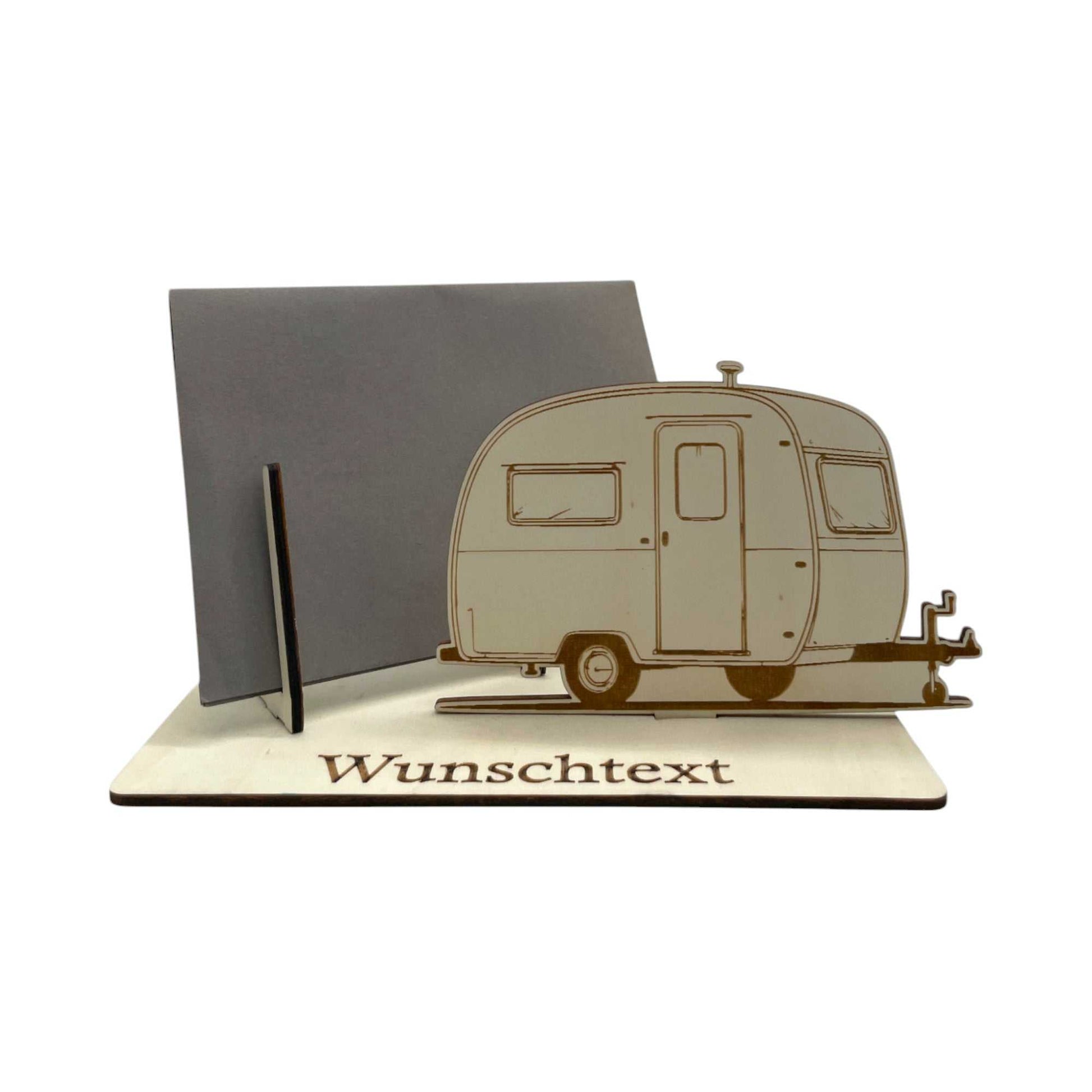 Gutscheinhalter aus Holz im Wohnwagen-Design, ideal zum stilvollen Gutschein verpacken für Camping- und Outdoor-Fans. Perfekt für Reisegutscheine oder Geldgeschenke.