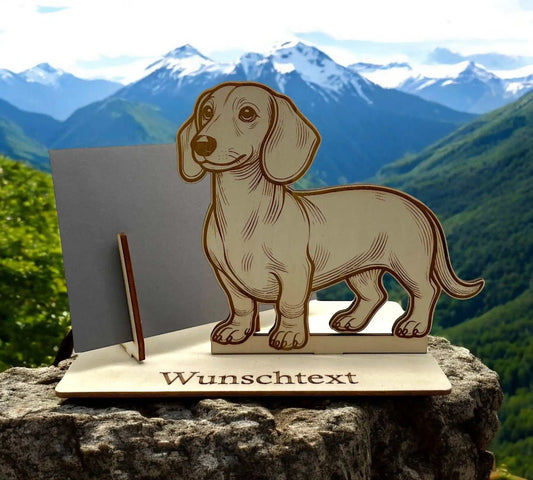 Gutschein verpacken – Gutscheinverpackung aus Holz mit Dackel-Motiv, ideal für Hundeliebhaber. Mit Wunschgravur personalisierbar, eine kreative Geschenkidee.