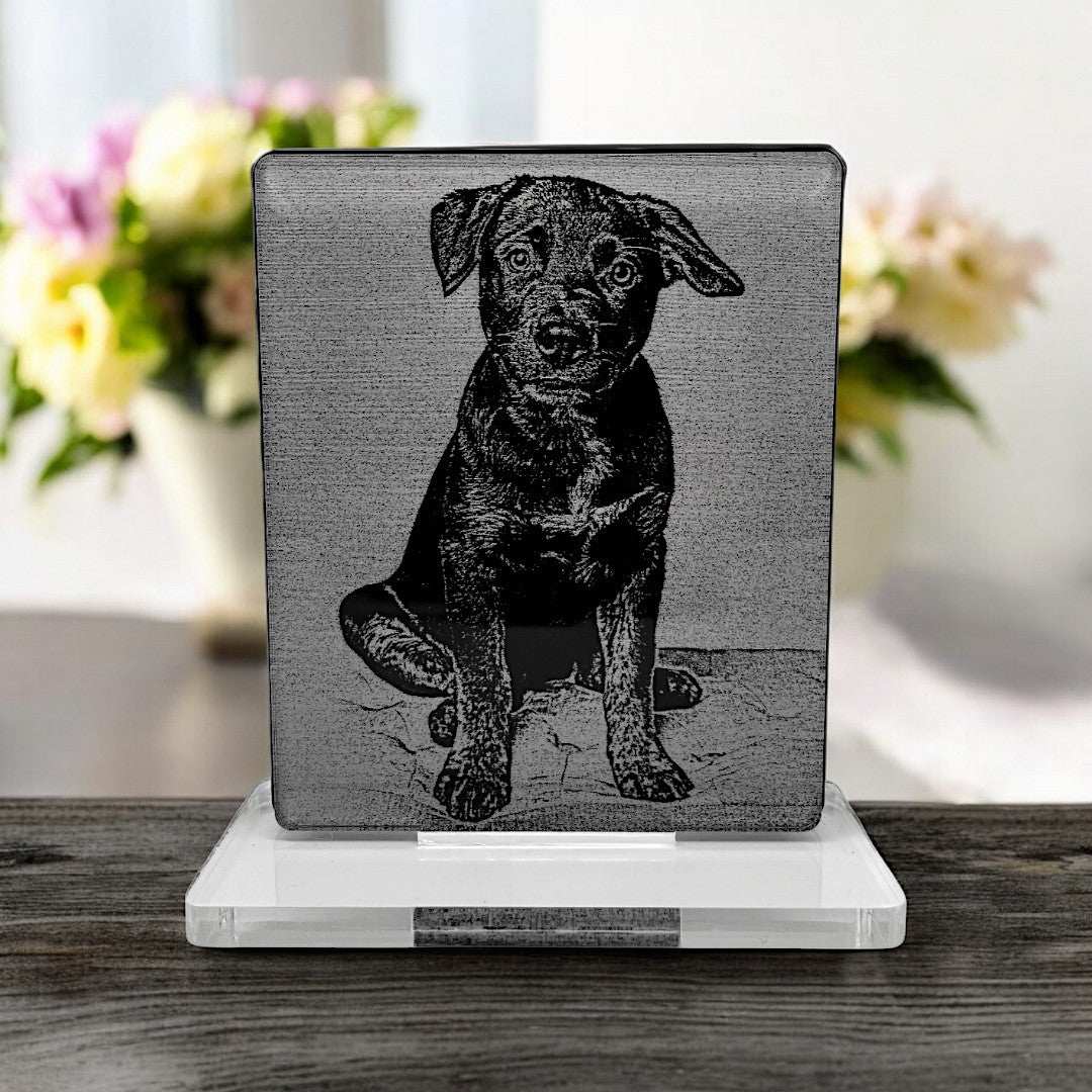 Detailansicht einer Fotogravur auf Acryl mit klarer Gravur und dunklem Hintergrund