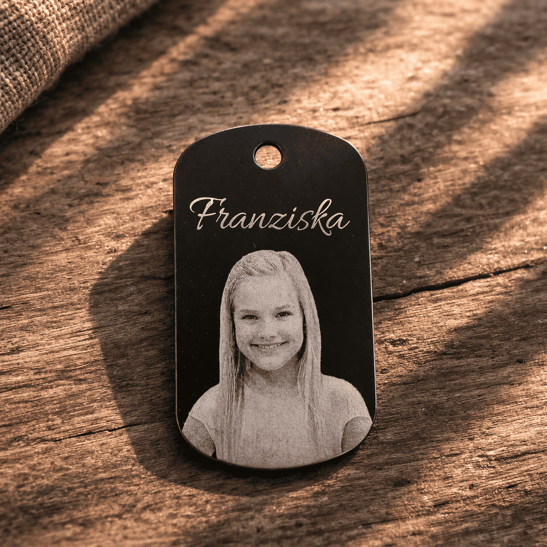Foto Anhänger mit Gravur aus Aluminium in schwarzer Ausführung