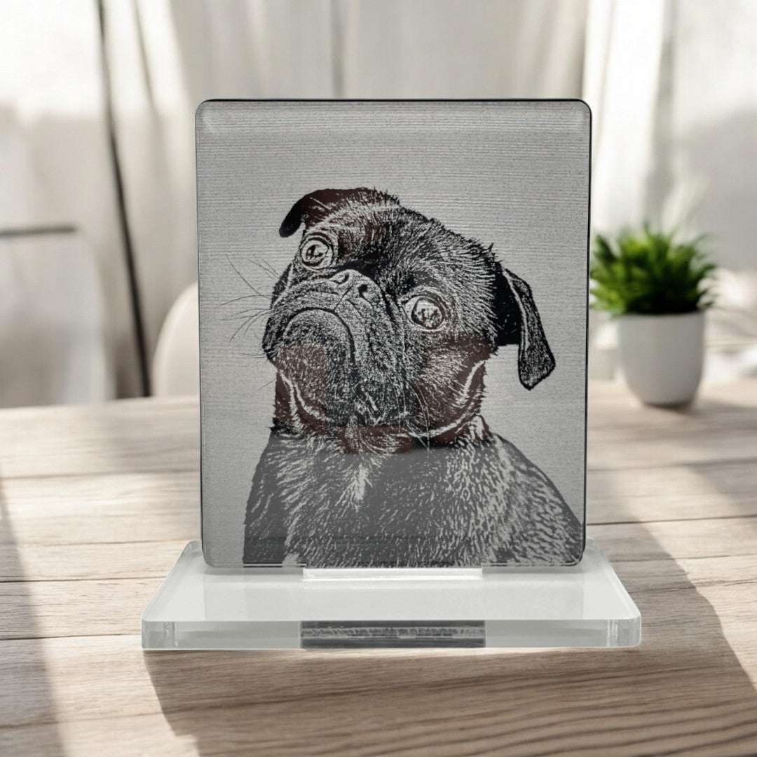 Fotogravur auf Acrylplatte mit schwarzer Kontrastplatte und Sockel im Wohnzimmer aufgestellt