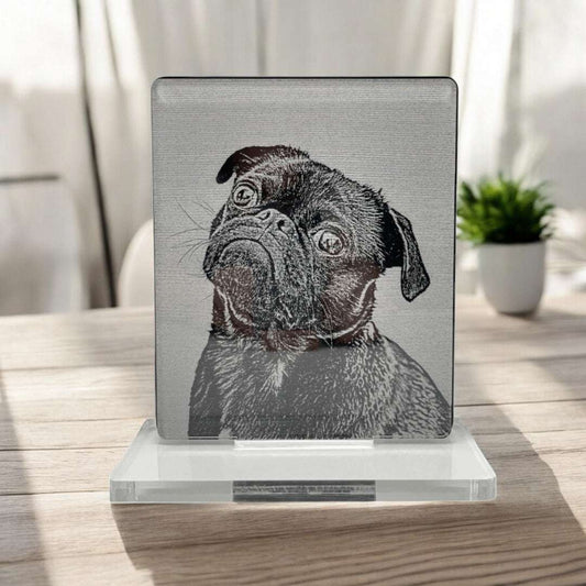 Fotogravur auf Acrylplatte mit schwarzer Kontrastplatte und Sockel im Wohnzimmer aufgestellt